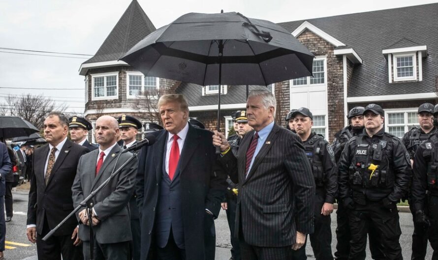 Trump, Attending Wake of Slain N.Y.P.D. Officer, Pushes Campaign Message on Crime