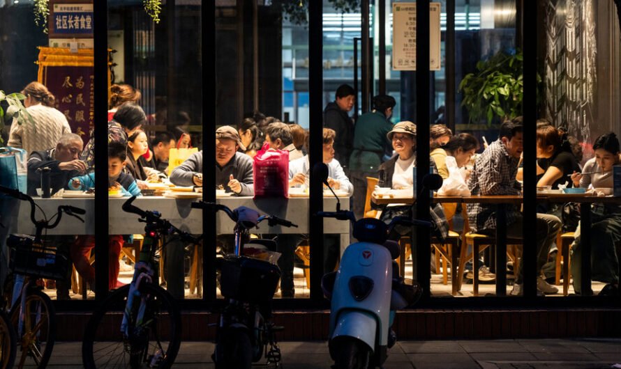 Slide Over, Auntie: Young Chinese Find Tasty Meals in Senior Canteens