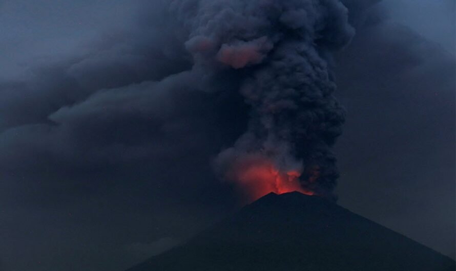 Indonesian Volcano Triggers Highest Alert, Thousands Evacuate