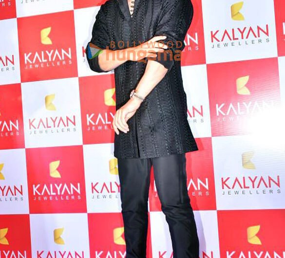 Photos: Ranbir Kapoor attends the store launch of Kalyan Jewellers in Andheri | Parties & Events