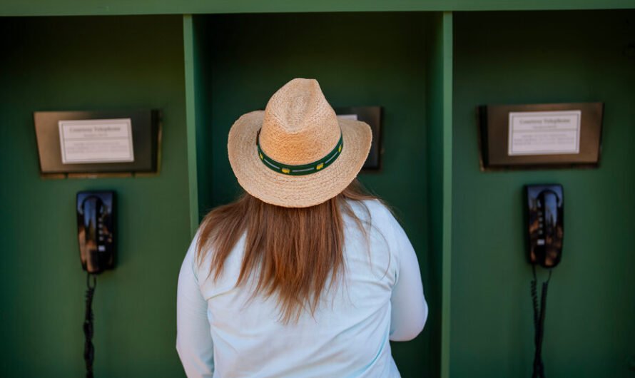 Who Needs Cellphones? At the Masters, Landlines Endure.