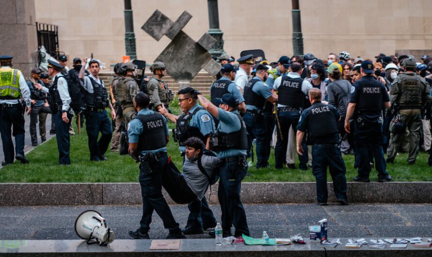 Police Arrest Dozens in Protest at Art Institute of Chicago