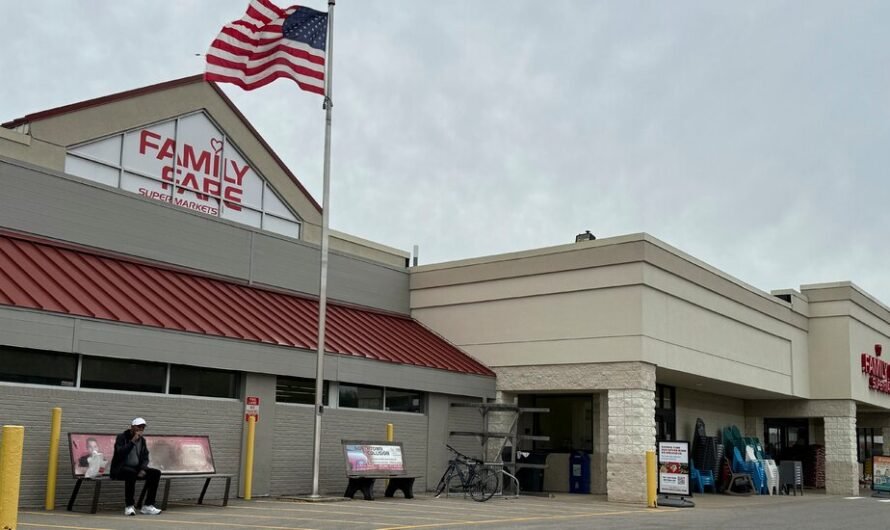 Woman Made Her Home Inside a Grocery Store’s Rooftop Sign, Police Say