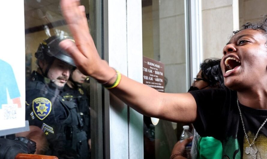 UCLA anti-Israel protesters clash with police after blocking access to campus buildings