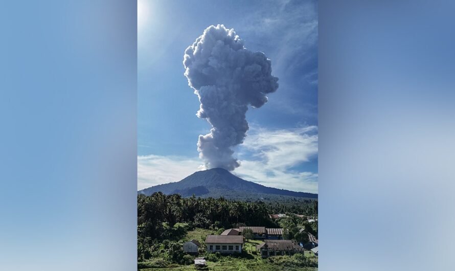 Wild images show Indonesian volcano eruption