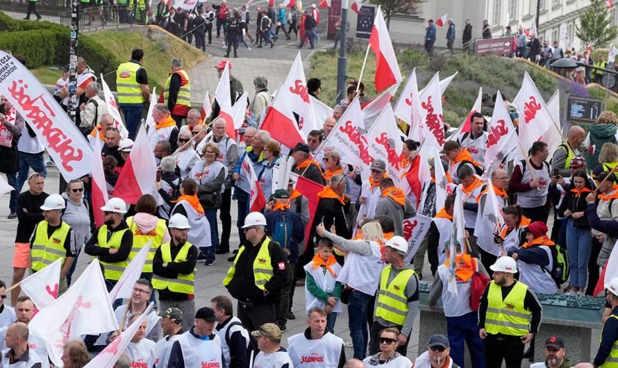 Polish farmers march in Warsaw opposing European Union climate policies