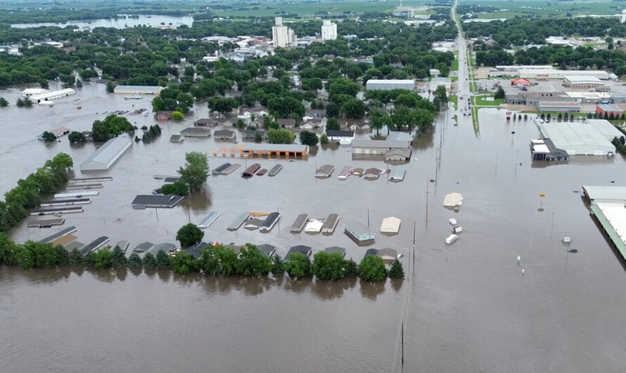 Crews Race to Fortify Levees as Floods Swallow Midwestern Towns