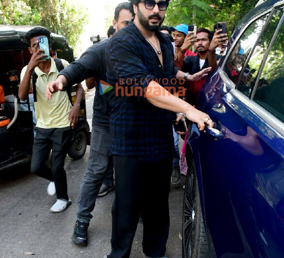 Photos: Arjun Kapoor snapped outside a salon in Khar | Parties & Events