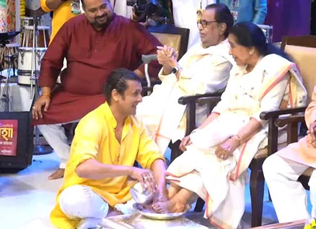 Sonu Nigam washes Asha Bhosle’s feet with rose petals in heartfelt tribute, watch : Bollywood News