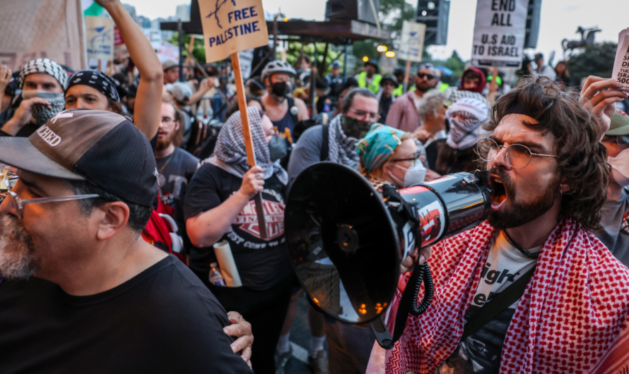 WATCH: Masked anti-Israel protester disrupts delegate party on eve of DNC in Chicago