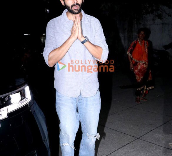 Photos: Kartik Aaryan snapped in Bandra | Parties & Events