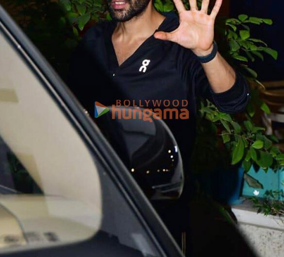 Photos: Kartik Aaryan snapped in Juhu | Parties & Events