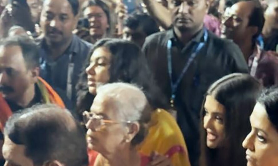 Aishwarya, Aaradhya Visit Ganpati Pandal