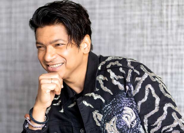 Shaan channels his inner Hrithik Roshan as he dances on ‘Main Aisa Kyun Hoon’ during his Dubai concert : Bollywood News