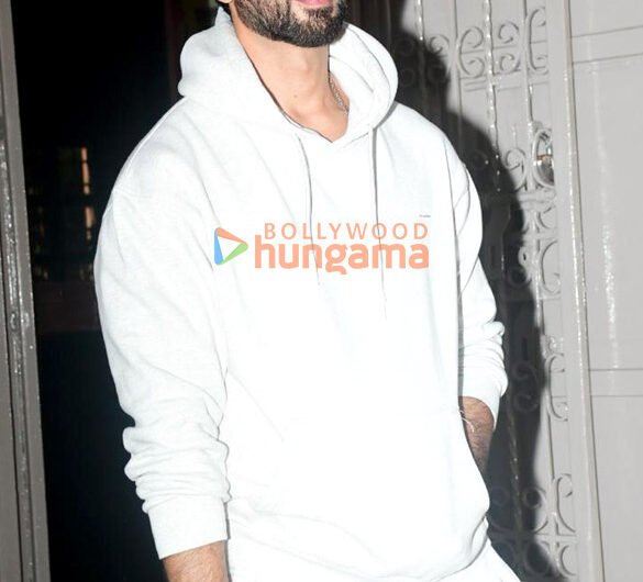 Photos: Shahid Kapoor snapped outside a dubbing studio in Bandra | Parties & Events